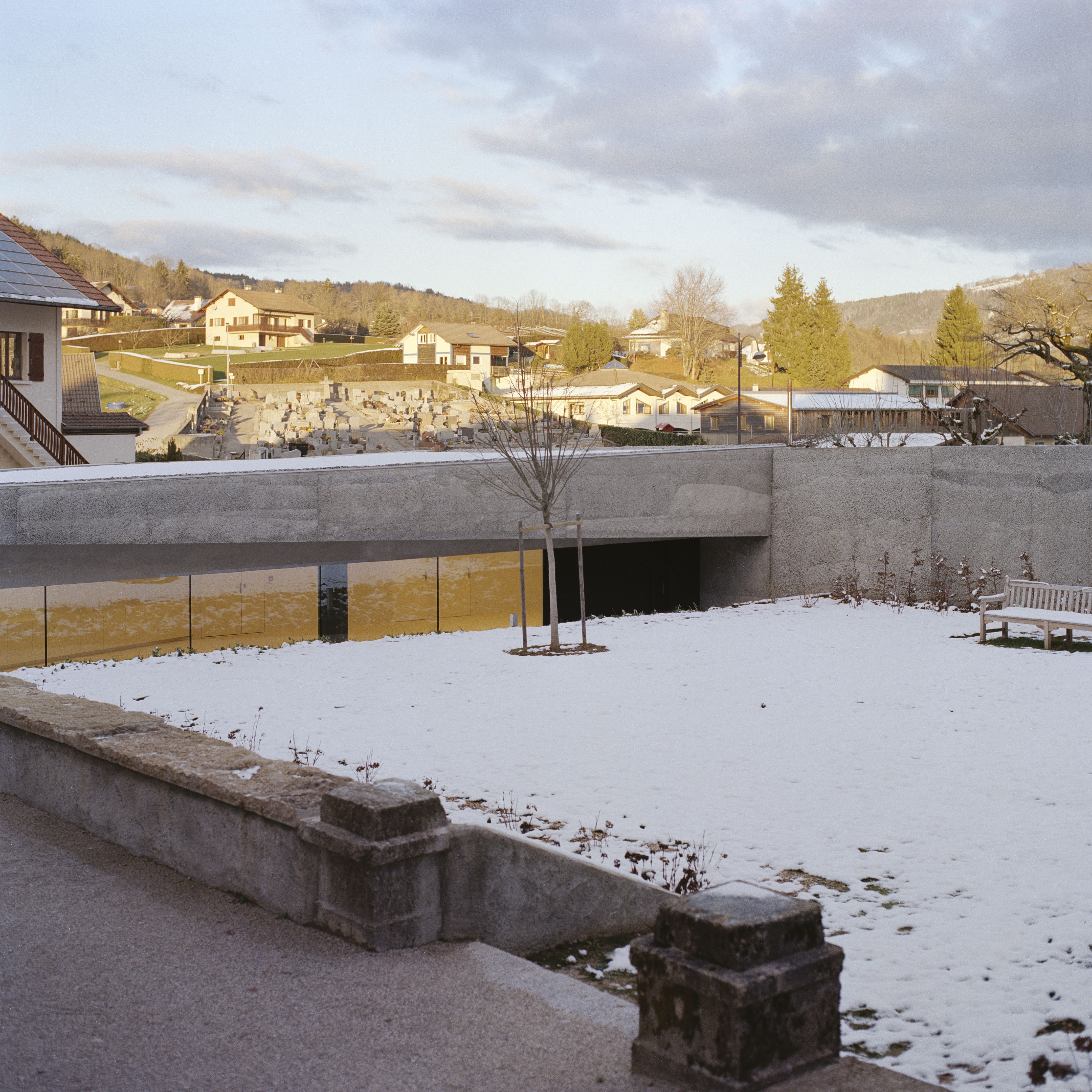 La salle communale, en creux, vient refermer l’un des côtés du jardin devenu espace public.