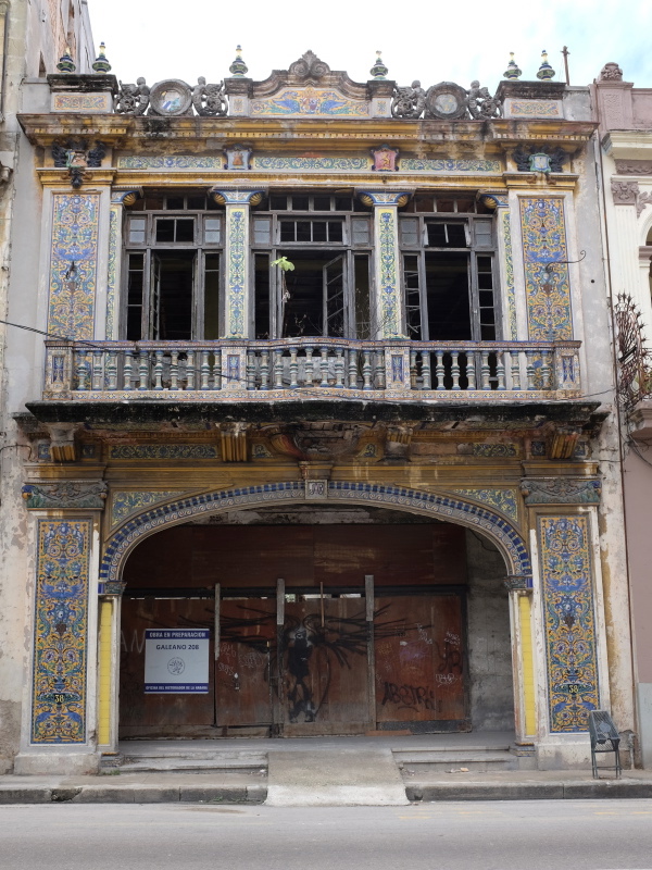 Der Aushang verspricht die baldige Restaurierung des Objekts.