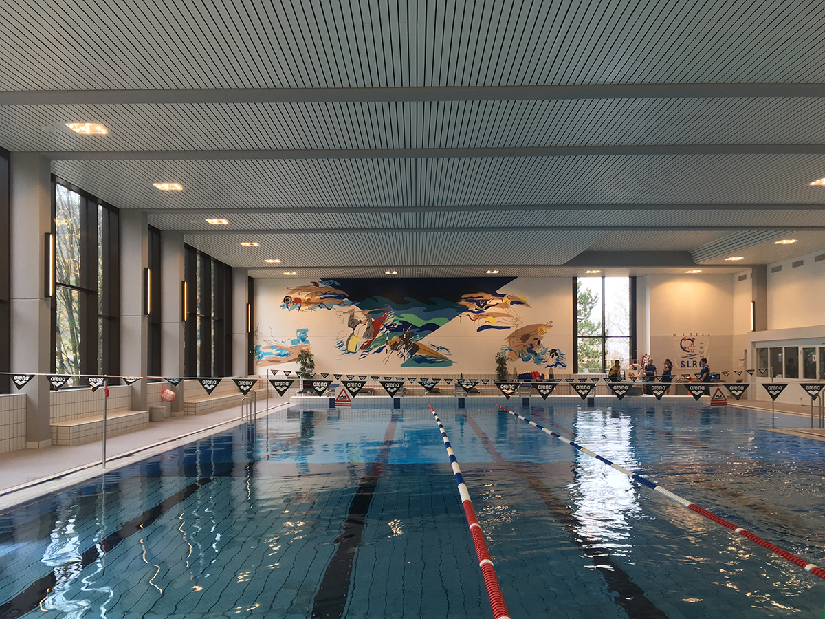 Erneuerte Schwimmhalle mit Wandgemälde von Jeannie Borel.