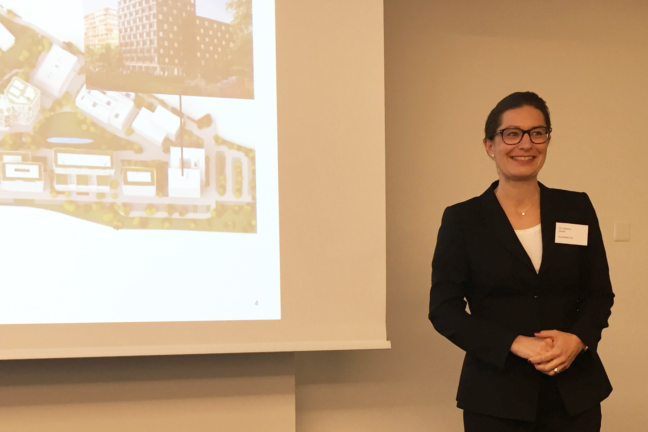 Dr. Johanna Gerum, Projektentwicklerin und Bauherrenvertreterin bei Zug Estates AG, vergleicht zwei Projekte – und hebt die Vorteile des Holzbaus hervor.