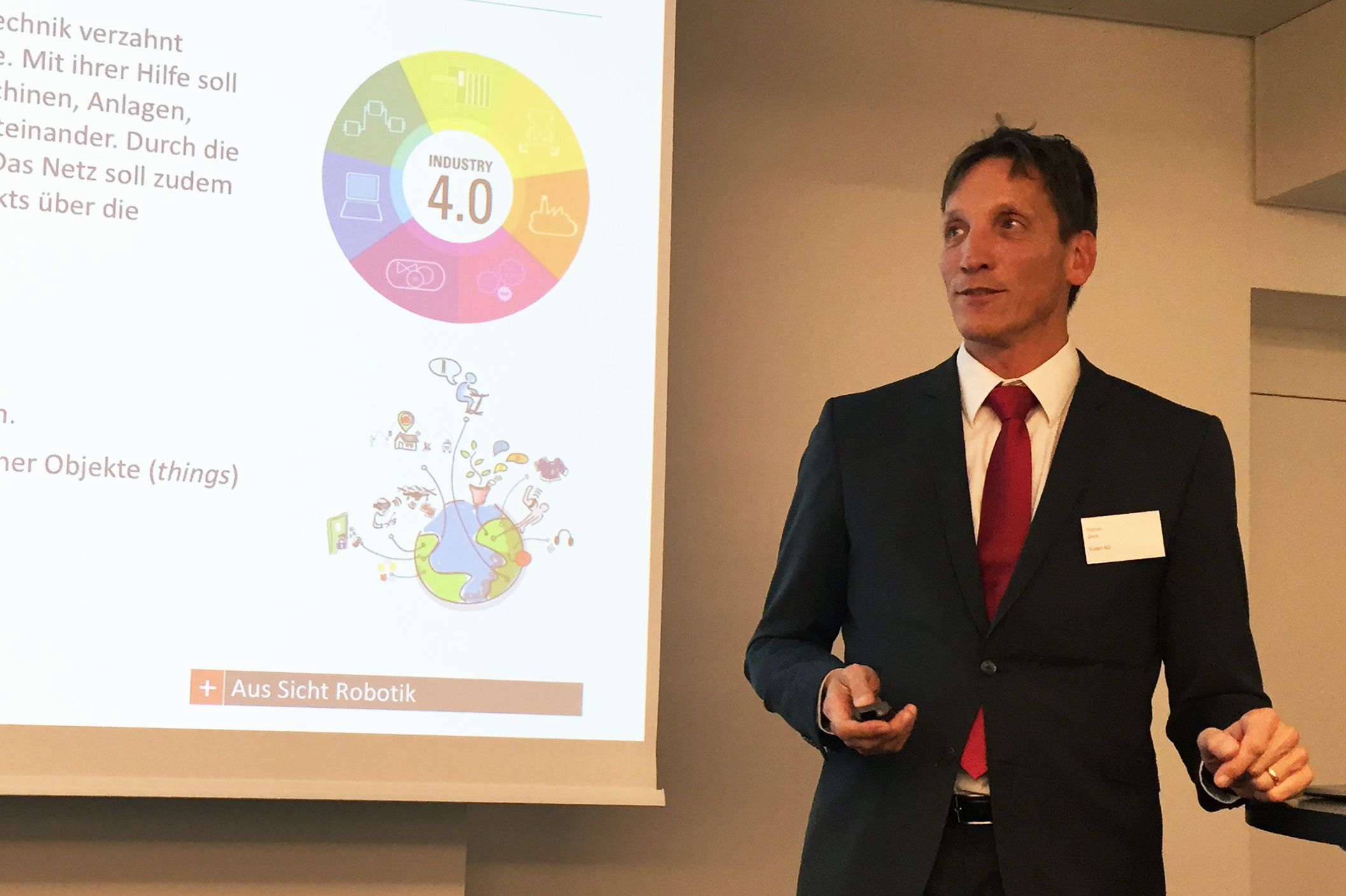 Stefan Jack von der Firma Güdel AG, die Industrieroboter entwickelt – unter anderem auch für die Baubranche und insbesondere für den Holzbau.