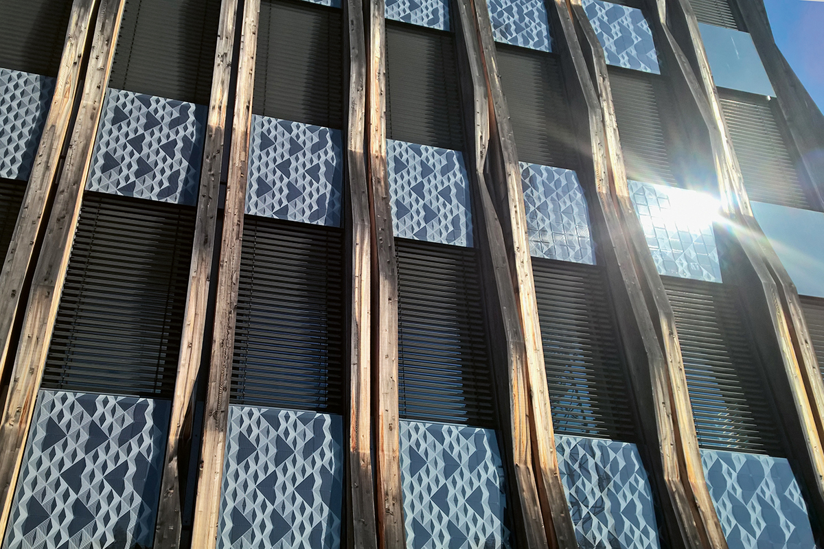 Unterschiedlich gefärbte und angeordnete Zellen an der ConstructPV-Testfassade in Stuttgart (UNStudio).