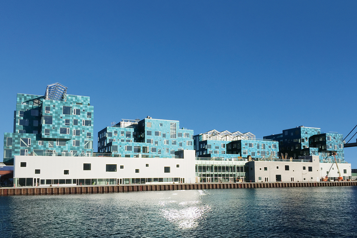 Internationale Schule von Kopenhagen (C. F. Moeller Architects) mit Photovoltaiktechnologie aus der Schweiz und einem Anerkennungspreis des Solarenergiefördervereins Bayern.
