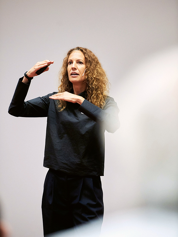 Architektin Sabrina Contratto erläutert das Bürohaus 2226 in Lustenau.