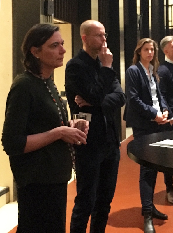 Konzentrierte Teilnehmende bei der Podiumsdiskussion – im Vordergrund Katharina Lehmann, CEO von Blumer Lehmann AG in Gossau.