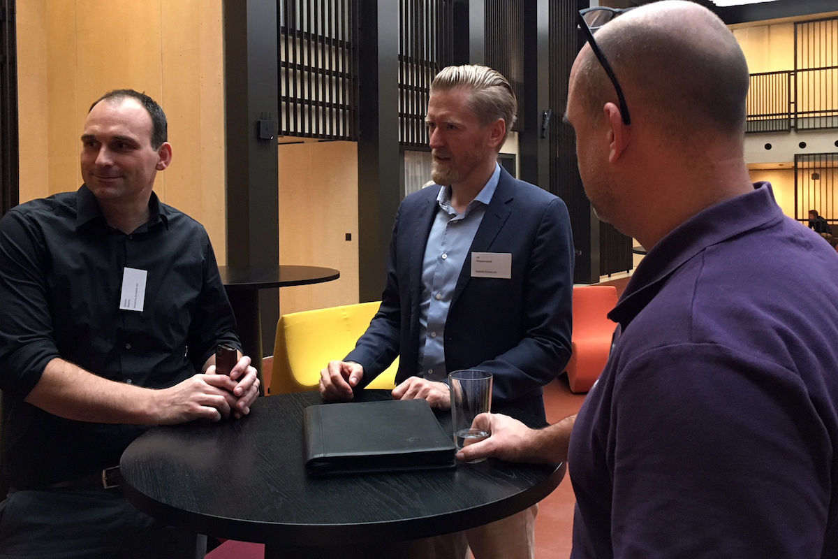 Simon Beeler (links) ist Sparteinleiter bei Implenia Schweiz AG Holzbau, deren Holzbauhalle im Frühling 2017 um 30% vergrössert wurde.