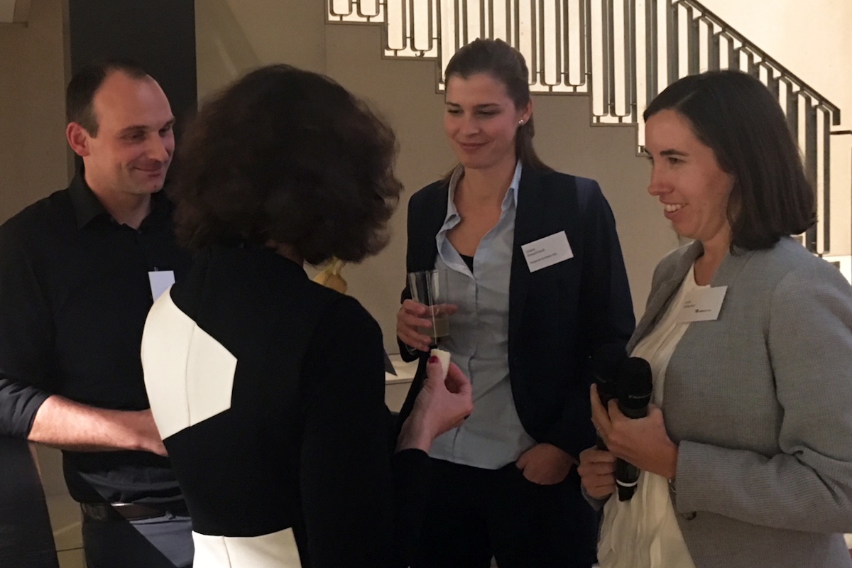Beim Apéro ging die Diskussion weiter: Simon Beeler und Claere Schuchhardt (Implenia), Judit Solt (TEC21, von hinten) und Julia Selberherr (Wüest Partner) in regem Austausch.