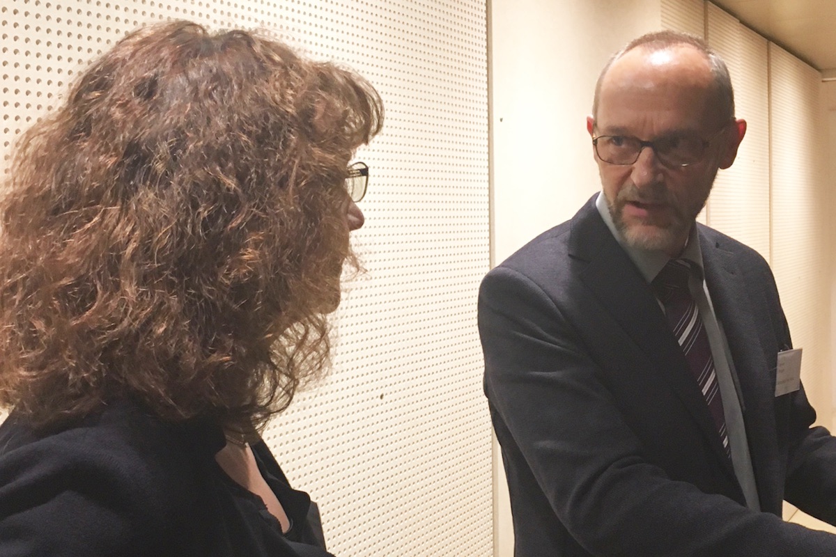 Birgit Neubauer Letsch von der Berner Fachhochschule im Gespräch mit Werner Riegger, Leitung Aktionsplan Holz, BAFU.