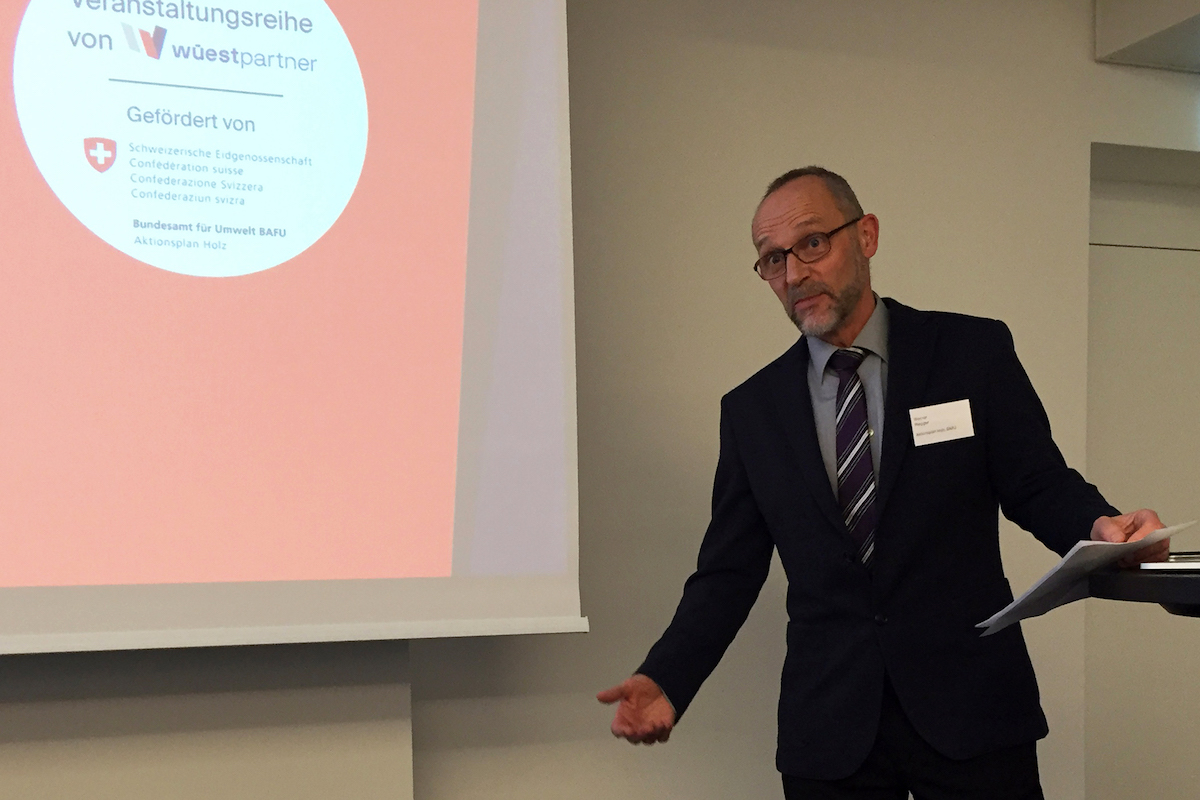 Werner Riegger, Programmleitung Aktionsplan Holz BAFU, begrüsst die Teilnehmenden.