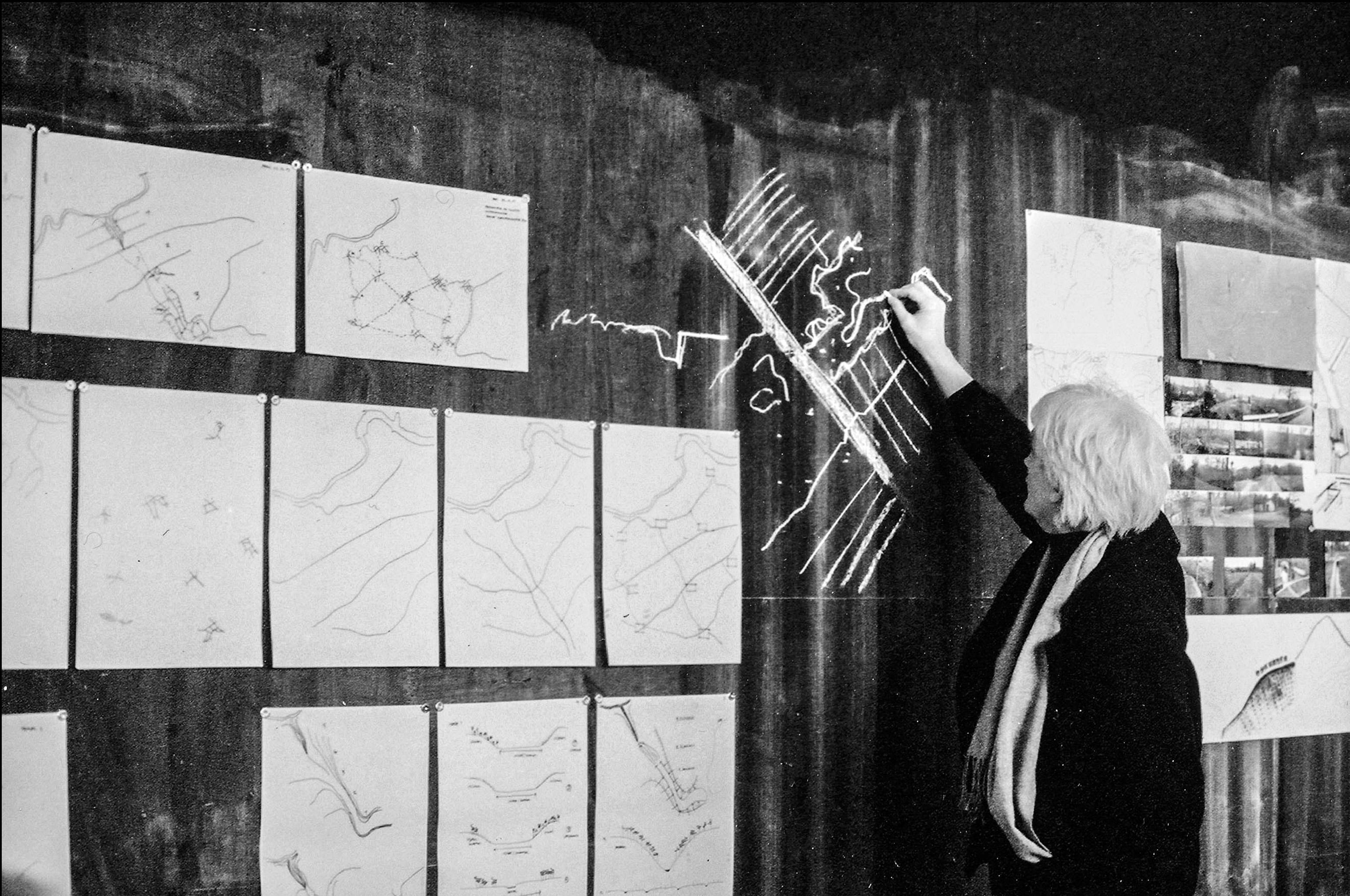 M. Barthassat dessinant sur un tableau noir, 2003