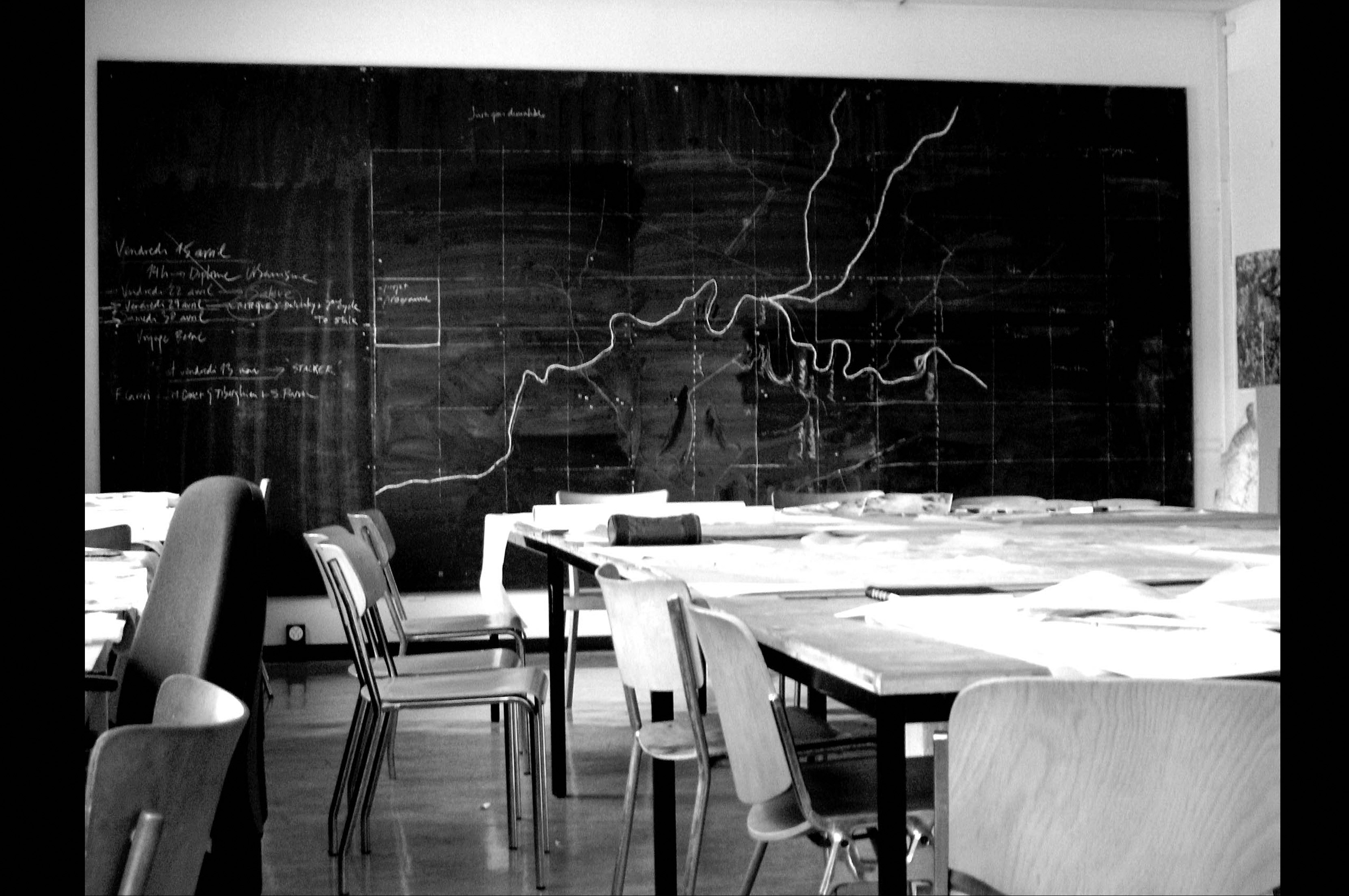 La salle du troisième cycle avec la table et les tableaux noirs, 2003