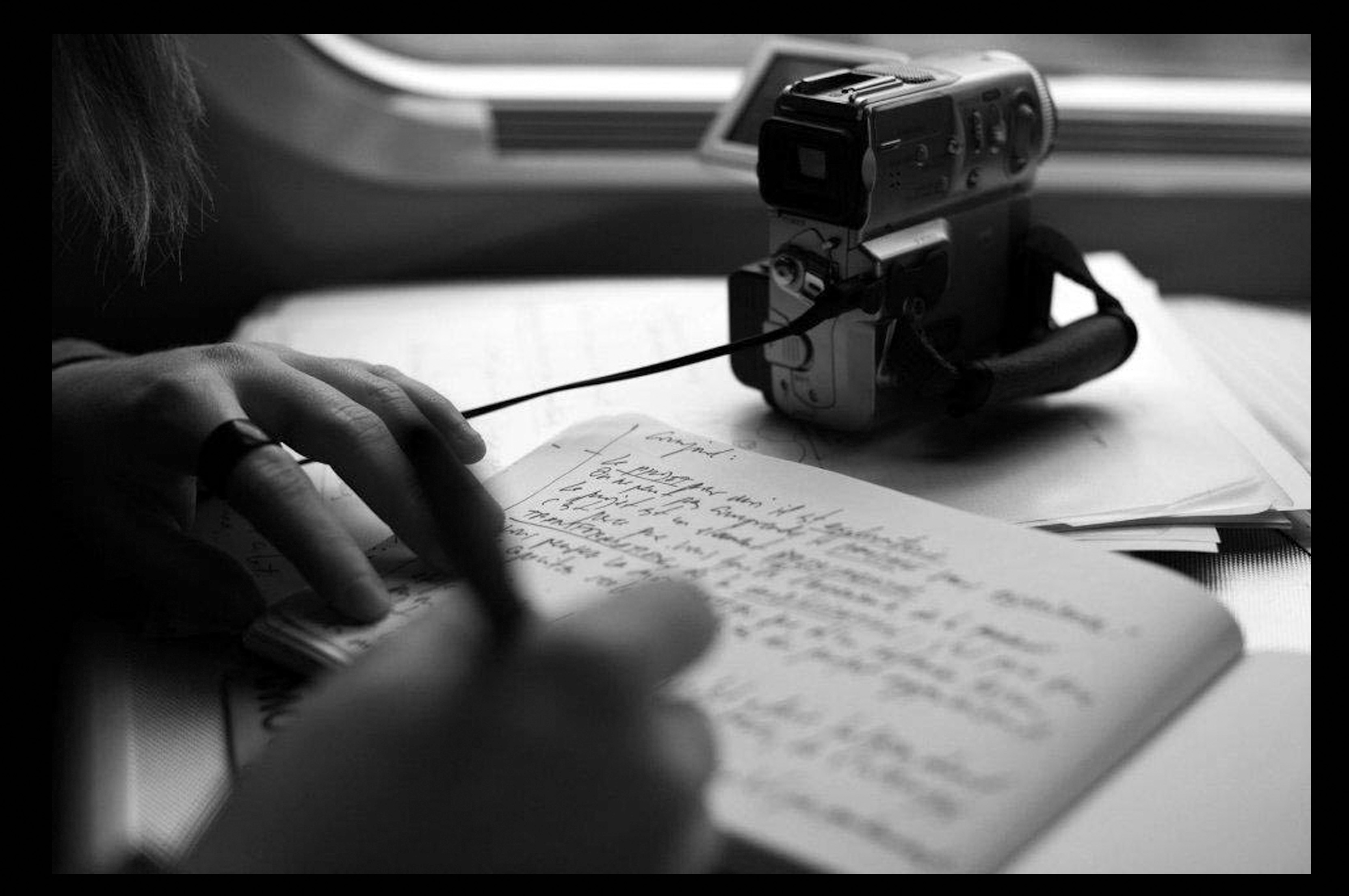 E. Torres-Modrego dans le train en direction de Paris pour discuter d’un numéro de Faces qui ne paraitra jamais, 2006