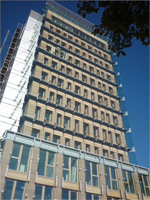 Das Sparkassenhochhaus in Rosenheim (D) ist ein Sanierungsbeispiel. Die Fassadenkonstruktion wurde aus Holz gefertigt. Der Einsatz einer Holzfassade und somit einer Fassade aus brennbaren Baustoffen ist in der aktuellen Musterhochhausrichtlinie als auch in der im Freistaat Bayern derzeit noch bekannt gemachten Musterhochhausrichtlinie nicht vorgesehen. Eine besondere Herausforderung stellte deshalb das Brandschutzkonzept dar.