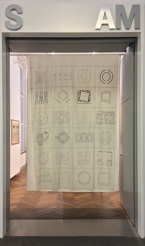 Eine mit Grundrisstypologien bedruckte Stoffbahn bildet die Eingangssituation in die Ausstellung «Bengal Stream».