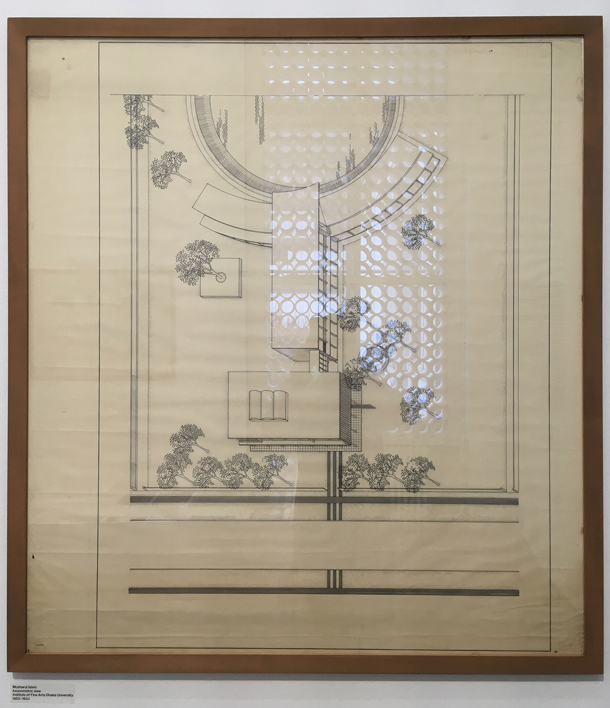 Muzharul Islam (1923–2012) entwarf das Institute of Fine Arts (1953–1954) der Dhaka University. Licht- und luftdurchlässige Jalielemente strukturieren den Bau. Für die Ausstellung in Basel wurden Jalis nachgebildet – eines spiegelt sich in der Axonometrie.