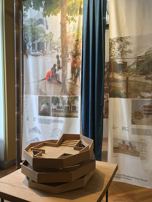 Die Zyklonensichere Notunterkunft (Kashef Chowdhury / URBANA) besteht aus einer einfachen Kreuzform und kann durch die genügende Belichtung und Belüftung in erster Linie als Schule genutzt werden. Auf der Rampe kann auch das Vieh auf das Dach gelangen.