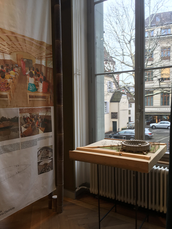 Nebenbei gleitet der Blick nach draussen zum Basler Steinenberg.