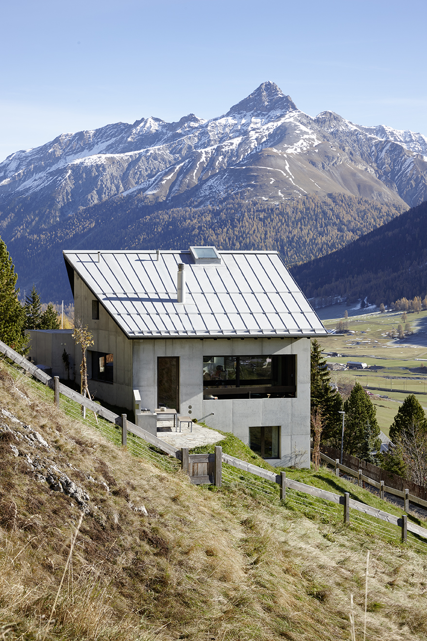 Sur le versant sud du village de Zuoz (2012), Men Duri Arquint conçoit un bâtiment en béton apparent, coiffé d’un toit à deux pans et pourvu d’ouvertures asymétriques qui rappellent les vieilles maisons de l’Engadine.