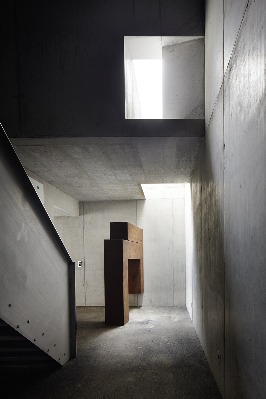 Sur le versant sud du village de Zuoz (2012), Men Duri Arquint conçoit un bâtiment en béton apparent, coiffé d’un toit à deux pans et pourvu d’ouvertures asymétriques qui rappellent les vieilles maisons de l’Engadine.
