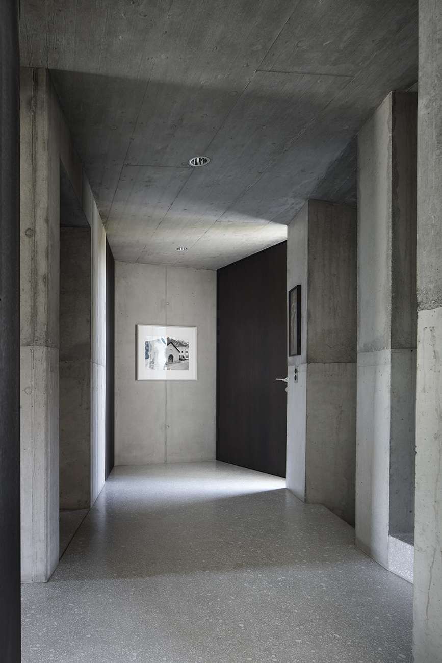 Sur le versant sud du village de Zuoz (2012), Men Duri Arquint conçoit un bâtiment en béton apparent, coiffé d’un toit à deux pans et pourvu d’ouvertures asymétriques qui rappellent les vieilles maisons de l’Engadine.