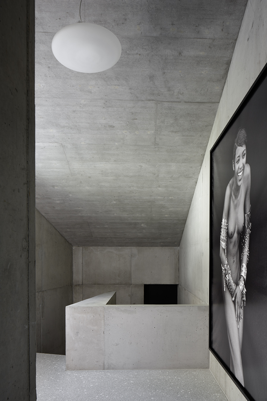 Sur le versant sud du village de Zuoz (2012), Men Duri Arquint conçoit un bâtiment en béton apparent, coiffé d’un toit à deux pans et pourvu d’ouvertures asymétriques qui rappellent les vieilles maisons de l’Engadine.