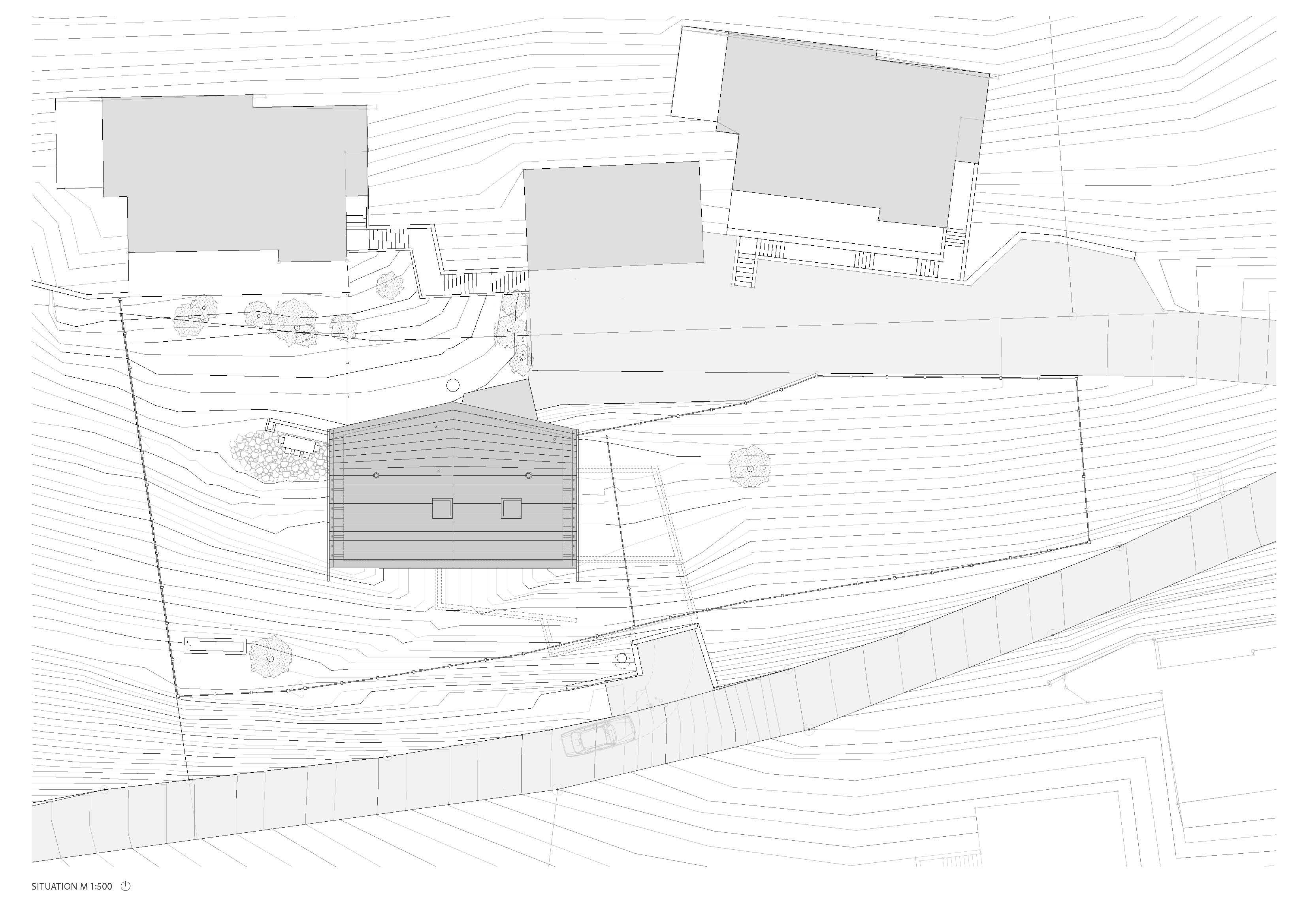 Sur le versant sud du village de Zuoz (2012), Men Duri Arquint conçoit un bâtiment en béton apparent, coiffé d’un toit à deux pans et pourvu d’ouvertures asymétriques qui rappellent les vieilles maisons de l’Engadine.