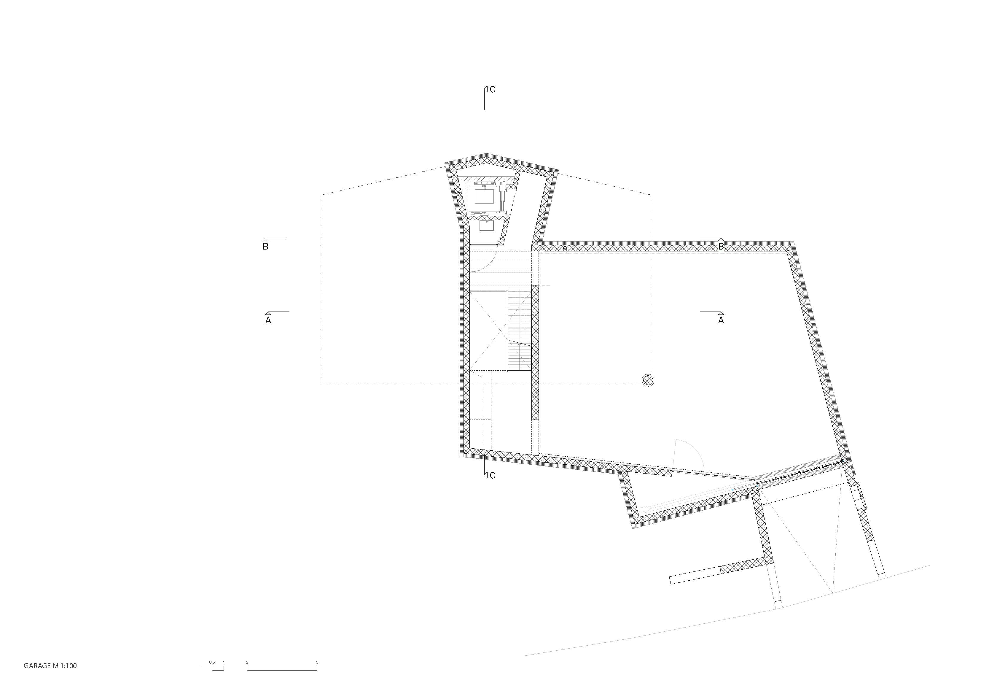 Sur le versant sud du village de Zuoz (2012), Men Duri Arquint conçoit un bâtiment en béton apparent, coiffé d’un toit à deux pans et pourvu d’ouvertures asymétriques qui rappellent les vieilles maisons de l’Engadine.