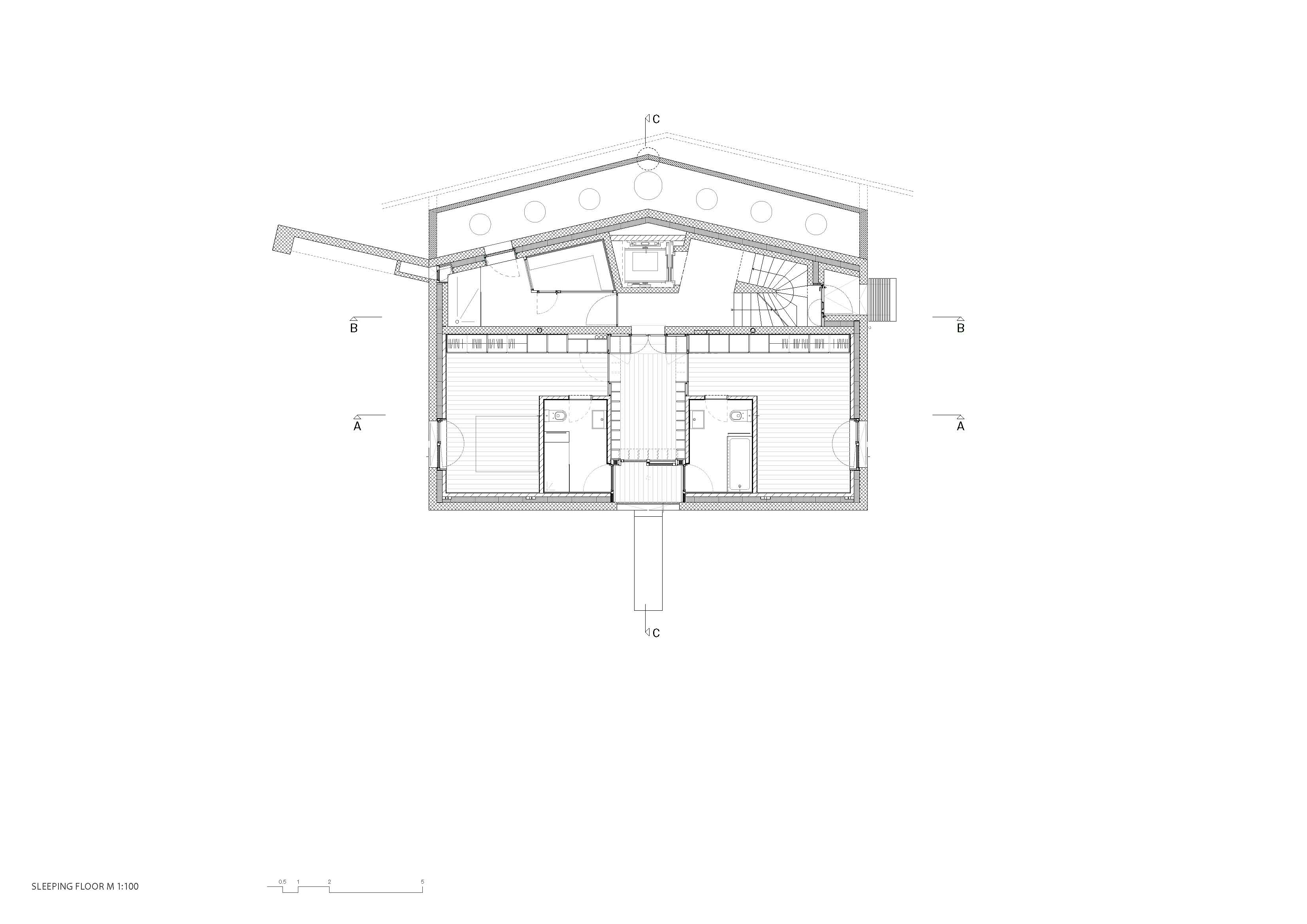 Sur le versant sud du village de Zuoz (2012), Men Duri Arquint conçoit un bâtiment en béton apparent, coiffé d’un toit à deux pans et pourvu d’ouvertures asymétriques qui rappellent les vieilles maisons de l’Engadine.