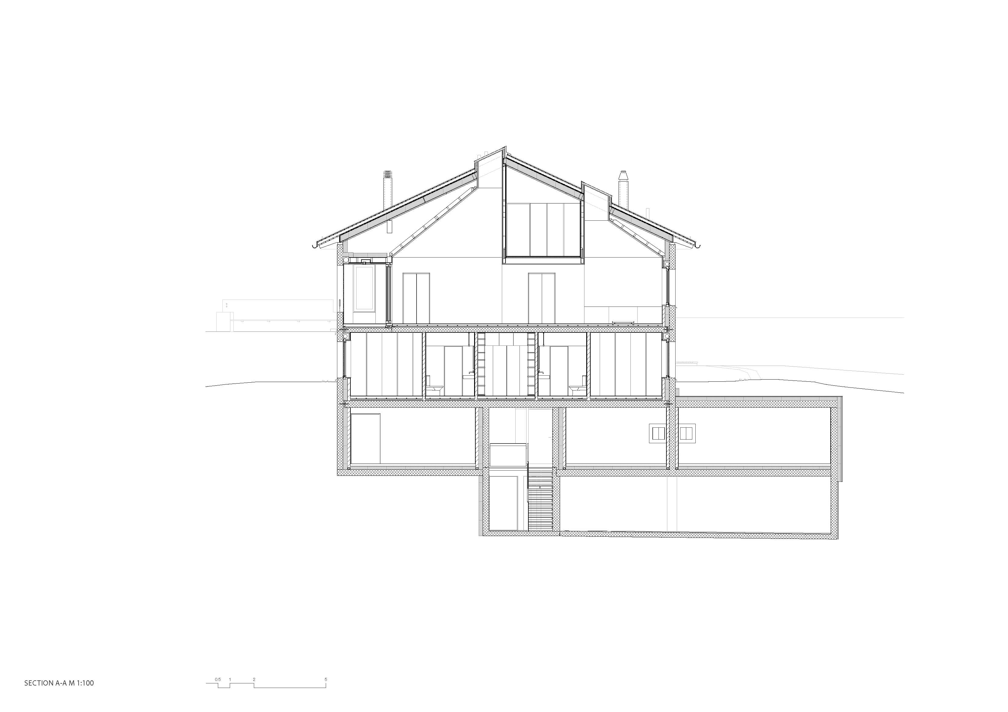 Sur le versant sud du village de Zuoz (2012), Men Duri Arquint conçoit un bâtiment en béton apparent, coiffé d’un toit à deux pans et pourvu d’ouvertures asymétriques qui rappellent les vieilles maisons de l’Engadine.