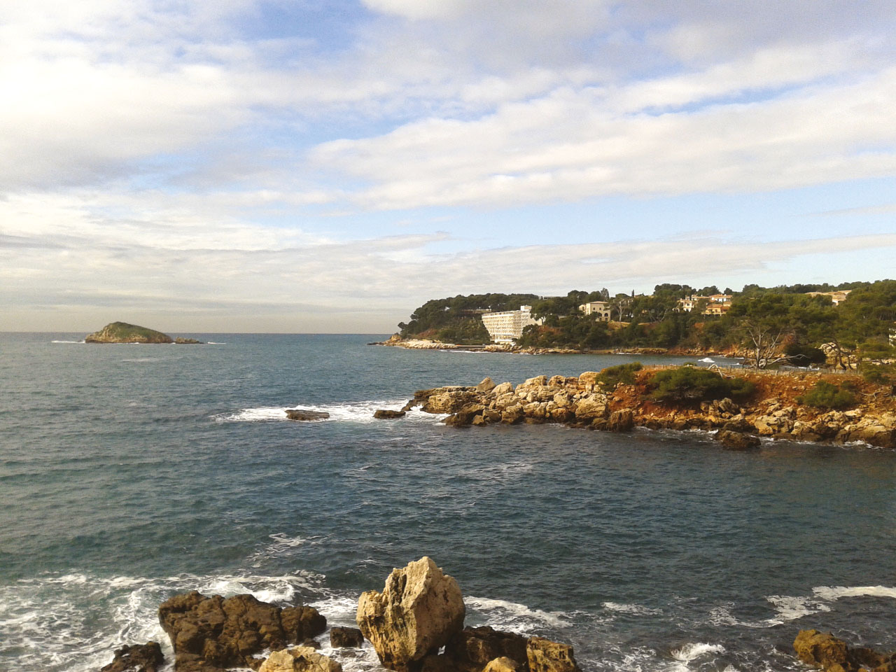 Vue depuis le sentier du littoral, la « barre » d’Athéna-Port, encastrée dans la falaise
