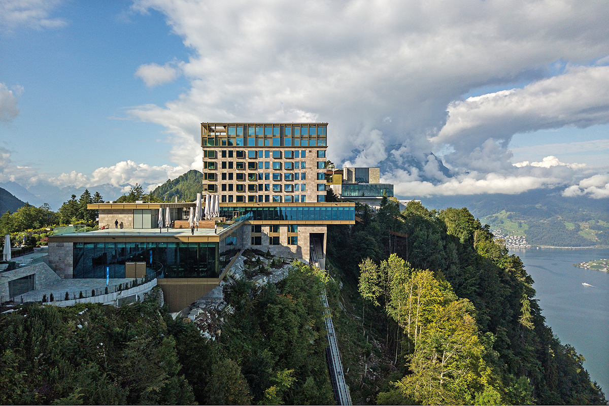Bürgenstock Hotel, 2014 -2017; Rüssli Architekten, Luzern; Ehem. Standort des Park Hotels. Der Neubau, der sich über sieben Geschosse erstreckt, bildet mit Bergstation der Bürgenstockbahn, Läden und Piazza den zentralen Ort des Resorts. Im Innern beherbergt er über 100 Zimmer. Im Sockel befindet sich die Rezeption und eine gläserne Lounge mit Blick über den See.