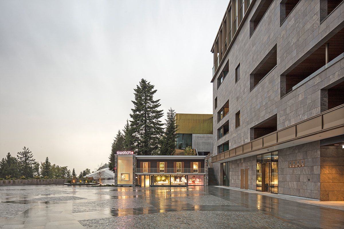 Piazza, 2014–2017, Rüssli Architekten, Luzern; Ehemaliger Vorplatz weiter westlich gelegen. Durch den siebengeschossigen Baukörper des Hotels Bürgenstock ist der Platz zum See hin geschlossen. Die umgebenden Fassaden aus hellem Muschelkalk verleihen dem Ort eine städtische Atmosphäre.