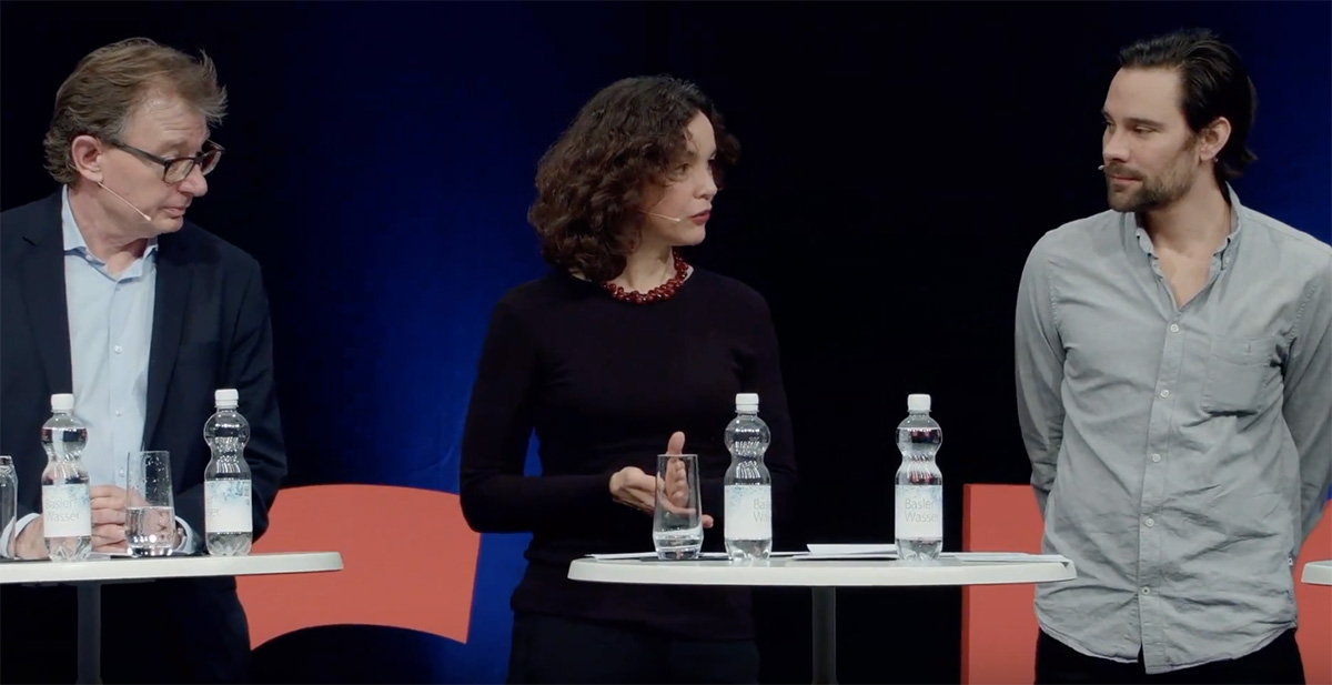 Moderatorin und TEC21-Chefredaktorin Judit Solt mit Urs Rieder, HLK-Ingenieur und Vize-Direktor der Hochschule Luzern (links), und Pascal Babey, Architekt und Mitbegründer Archilogic (rechts).