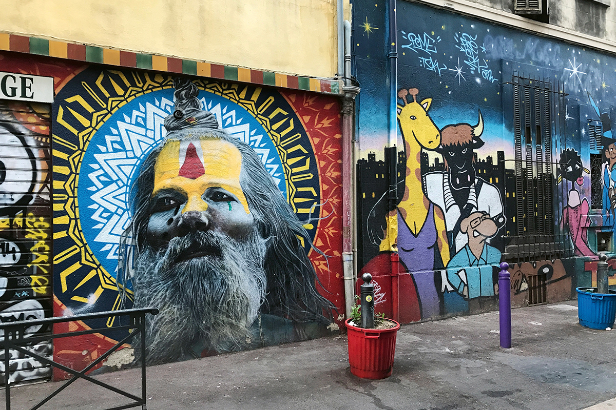 Zwei der vielen Auftragsarbeiten von Läden, Restaurants und Ateliers um den Cours Julien.