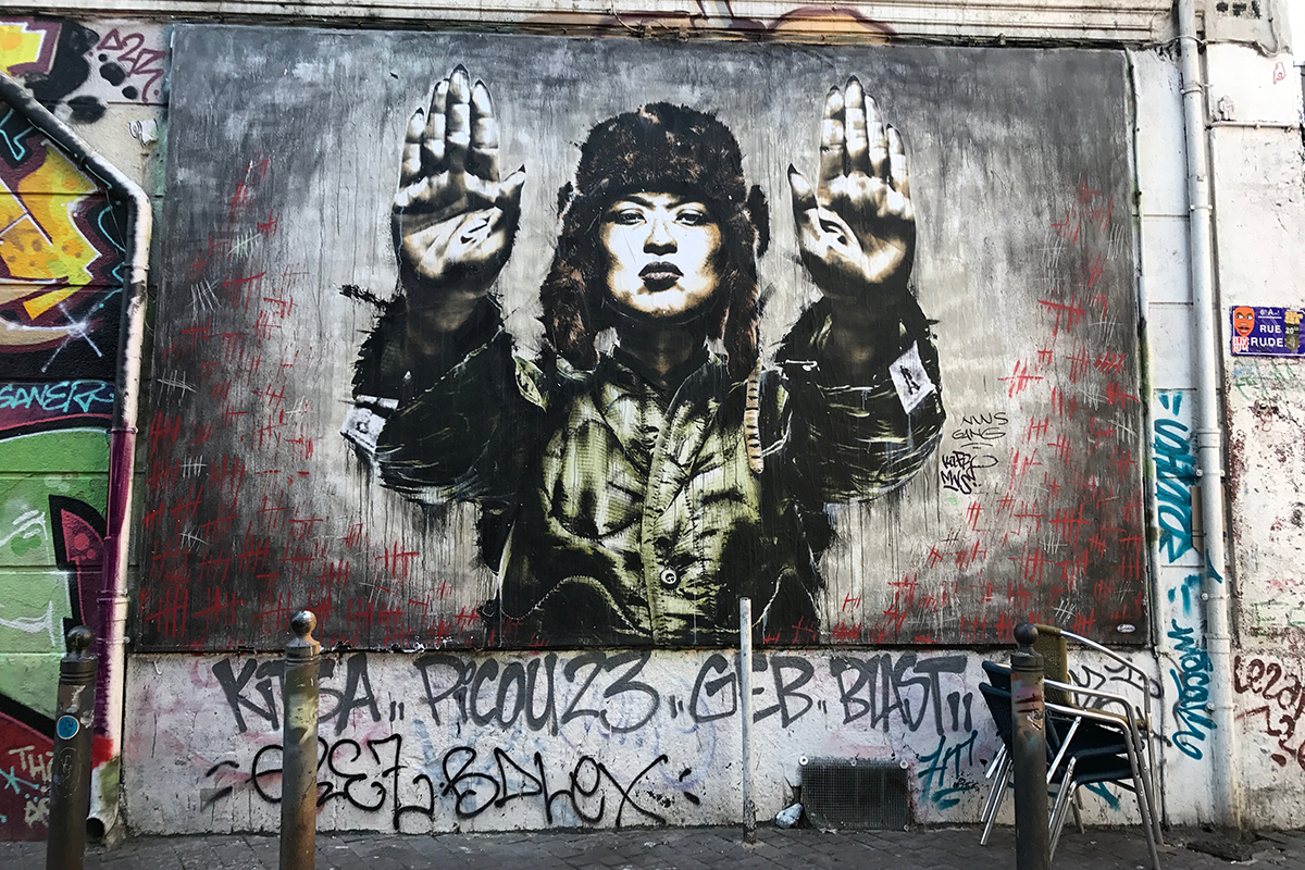 Ein rund 15 Quadratmeter grosses Mauerstück ist für den Verein Juxtapoz.fr reserviert, der regelmässig Künstler einlädt, die es verzieren. Das Bild der Frau ist eine vom Künstler Eddi Colla auf die Wand aufgeklebte Collage und keine Sprayerarbeit vor Ort.