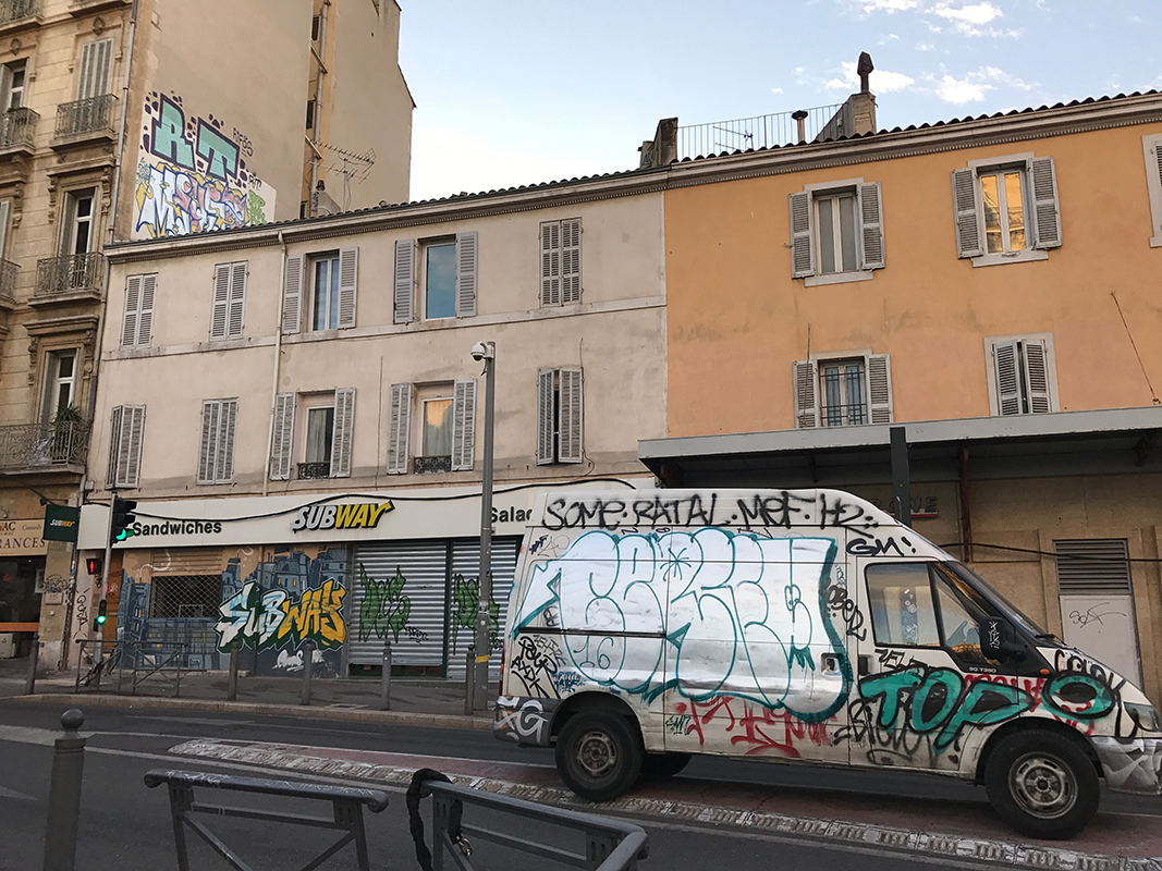 Bemalt werden nicht nur Häuser, sondern auch Züge oder Autos.