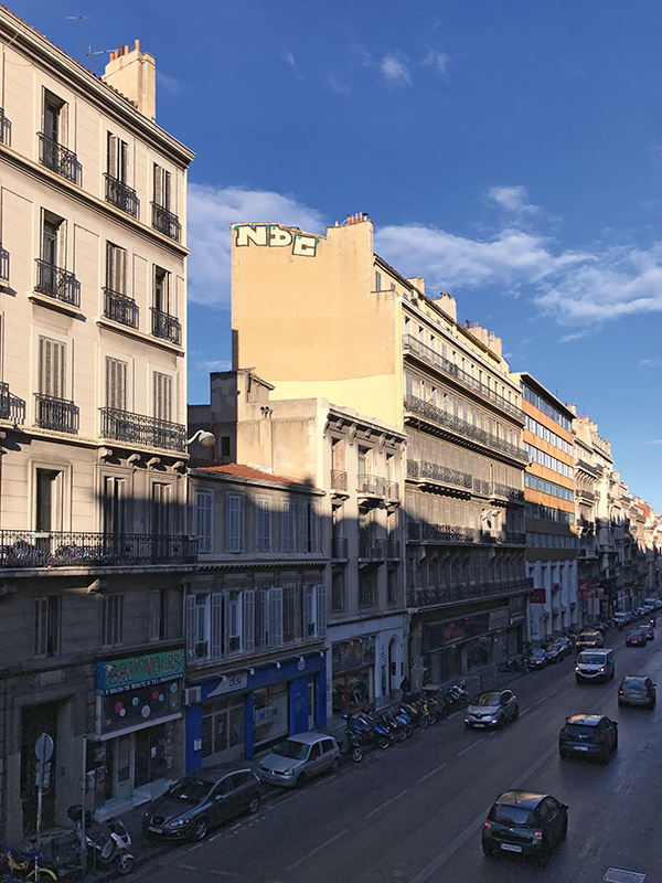 Der Schriftzug «NDC» entstand in der Nacht bevor das Baugerüst entfernt wurde, das der Fassadensanierung gedient hatte.