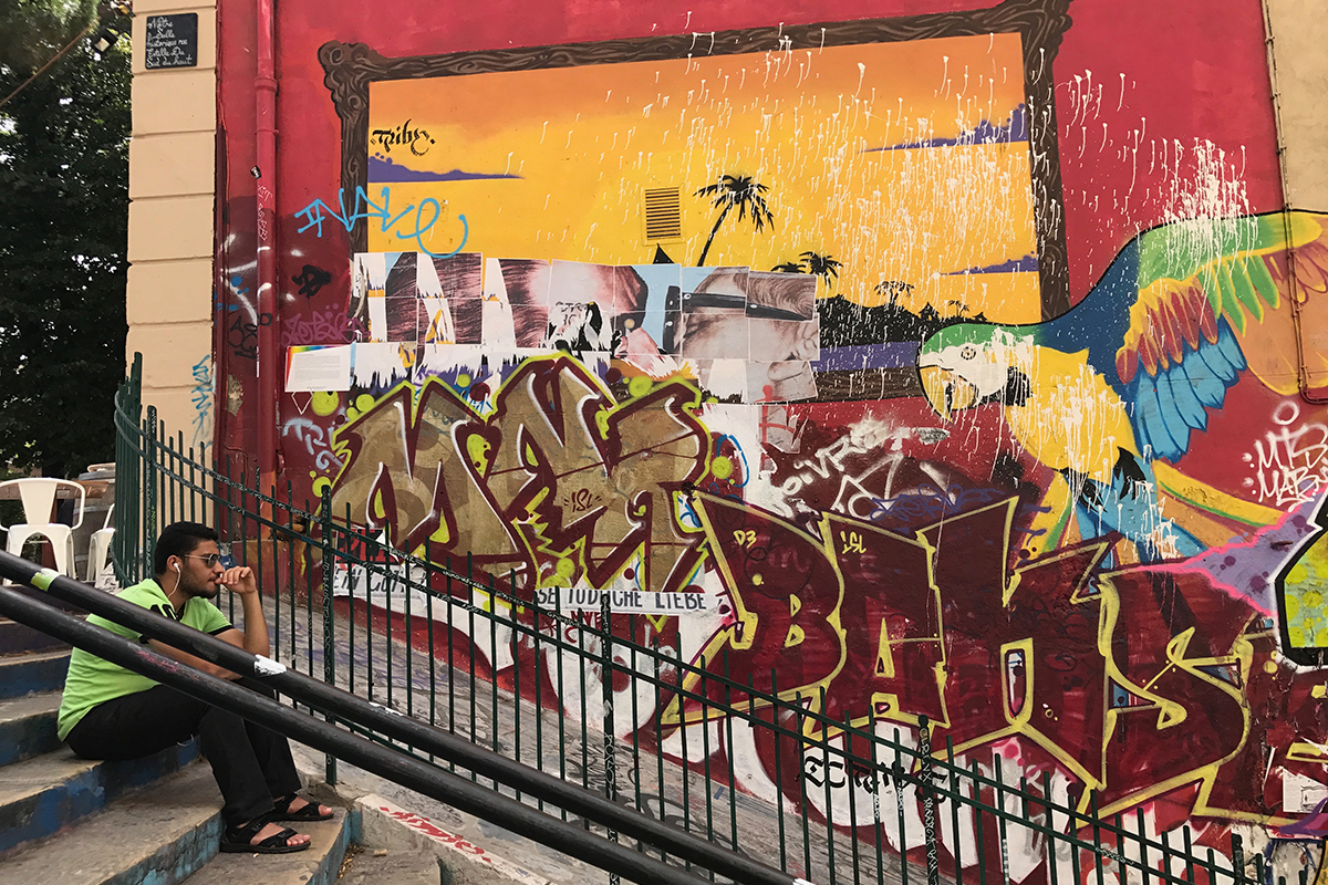 Die prominente Hauswand an der Haupttreppe zum Cours Julien wandelt sich wöchentlich – ein Bild wird mit dem nächsten übermalt.