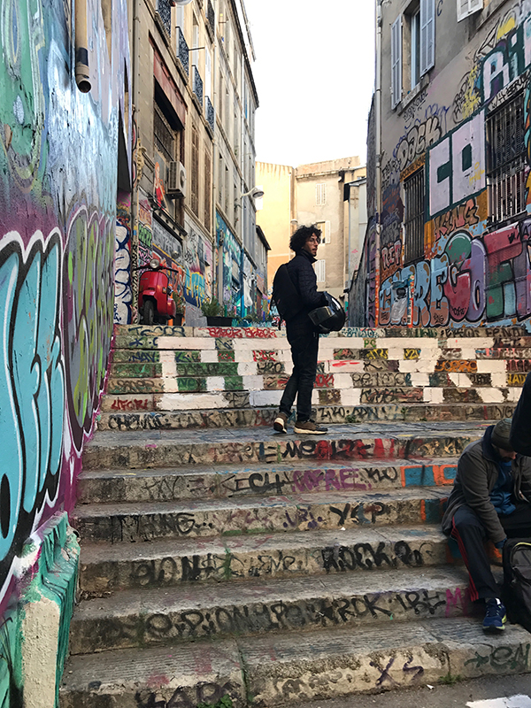 Eine Treppe führt zum Anfang der Rue Armand Bédarrides an deren Wänden sich die Hommage an den verstorbenen Sprayer Cofre befindet.