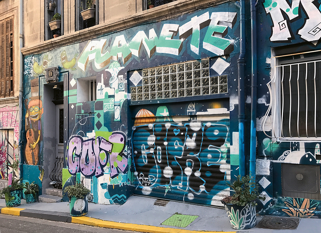 Bei dem «Cofre»-Schriftzug auf der Garage sind Farbe und Format dem Vorgängerbild angepasst.