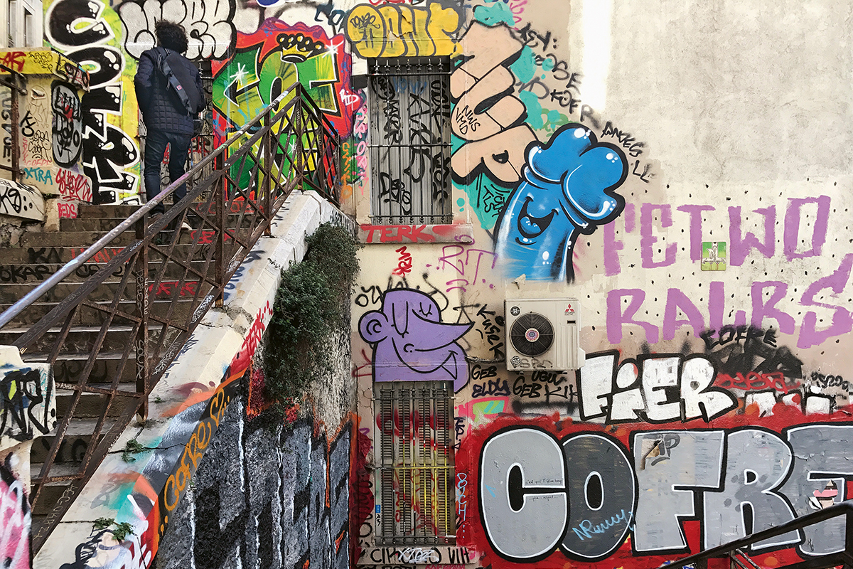 An einem Treppenaufgang am Cours Lieutaud beginnt die Strasse, die Freunde des verstorbenen Sprayers Cofre mit Fassadenbildern gestaltet haben.