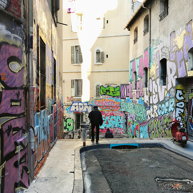 Die Gasse ist eine Hommage seiner Künstlerfreunde an den bei einem Unfall ums Leben gekommenen Sprayer.
