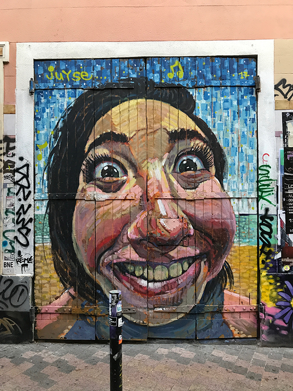 Dieser Auftragsarbeit an einem Ladeneingang sieht man an, dass der Künstler sie in Ruhe mit der nötigen Zeit anbringen konnte.