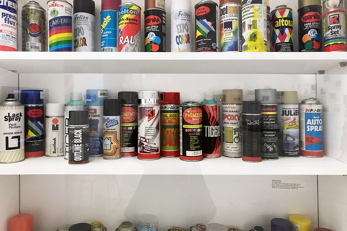 Für ein wenige Quadratmeter grosses Bild benötigt ein Graffiti-Sprayer rund 30 Spraydosen, die er oft alle in seine Kleidung stecken muss.