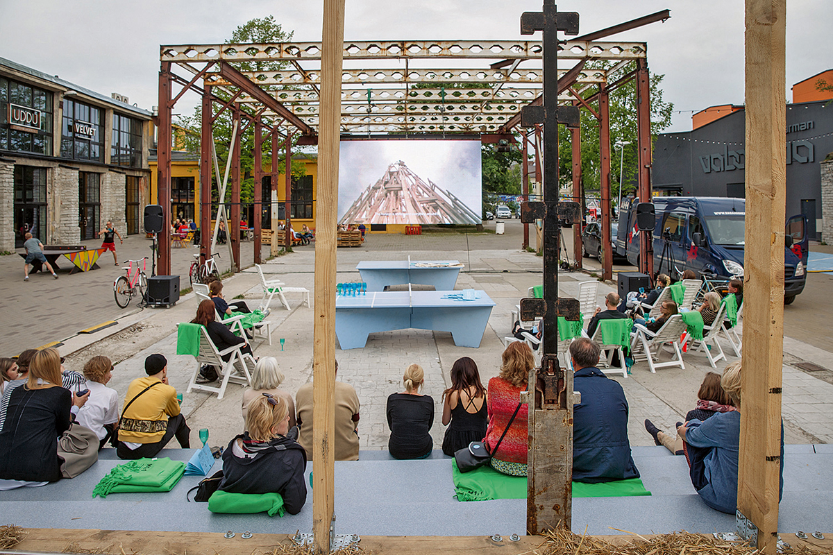 Die Partner des Anlasses in Tallinn hatten sich in einer «Mobile Classroom» ­genannten, provisorischen Raumstruktur im Freien installiert. Die Präsentationen und Diskussionen wurden online übertragen.