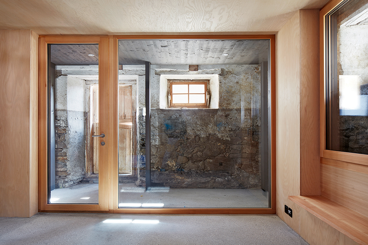 Die Verwandlung vom Stall zum Wohnhaus in Scharans GR, geplant durch gasser, derungs Innenarchitekturen Zürich/Chur. In diesem ehemaligen Kuhstall mit Heulager lässt es sich nun gut leben.