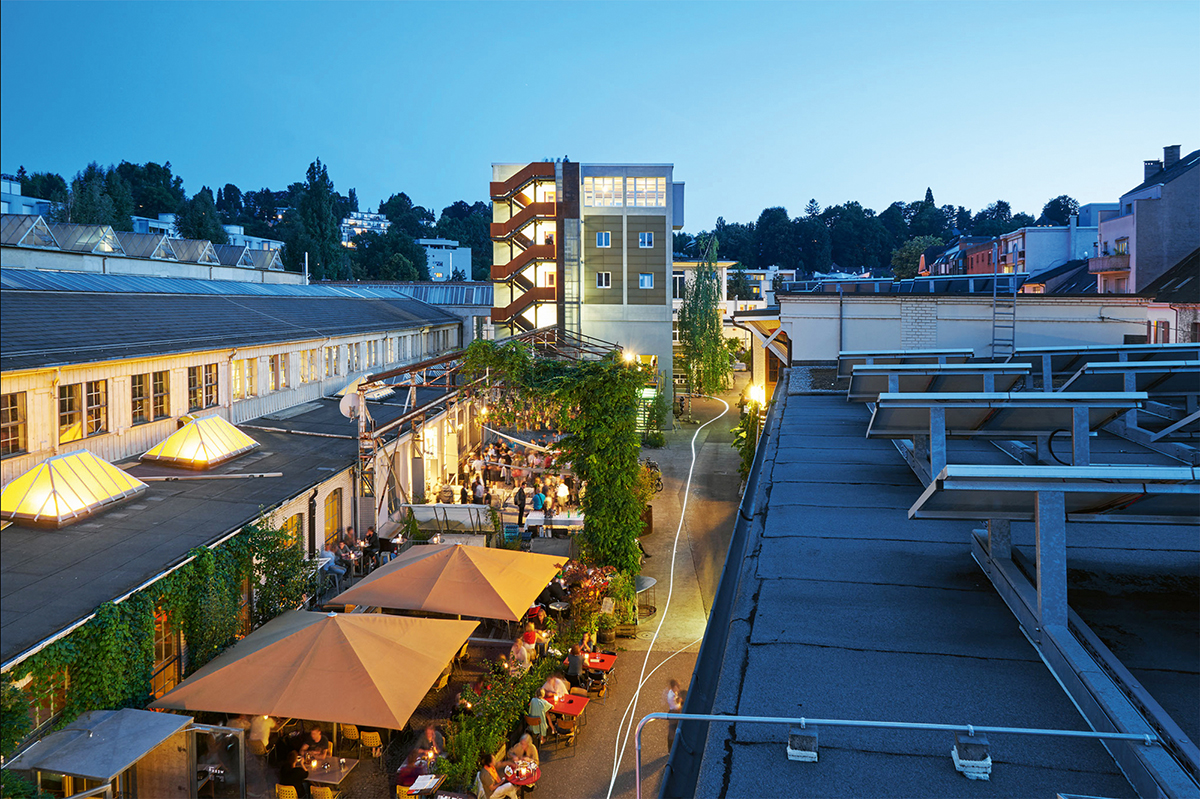 Im Basler Gundeldingerfeld erobern Quartierbewohner und Pflanzen die ehemaligen Industriestrukturen. Die Umnutzung entwickelt sich von innen heraus und ist inzwischen auch aussen ablesbar.