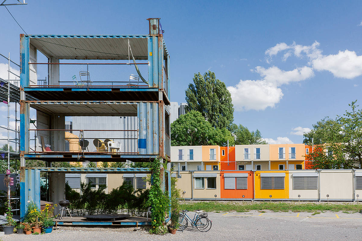 Zwischen Autobahn und Bahngleisen in Zürich Altstetten liegt das Basislager, ein anstelle einer ehemaligen Abfalldeponie ­entstandenes provisorisches Quartier mit 135 Containerbüros und -ateliers, Asylunterkünften und einem Strichplatz.