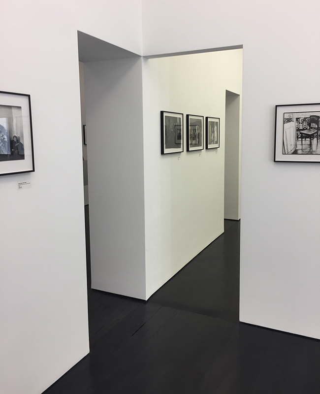 Geschickte Öffnungen ermöglichen eine Zirkulation zwischen den Räumen; anstelle der mittigen Flügeltüren sind die Durchgänge nun schmal und rahmenlos.