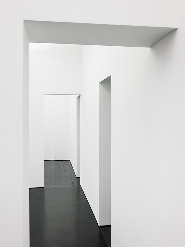 Durch den schwarzen Anstrich verbinden sich die verschiedenen Holzböden zu einer starken Fläche.